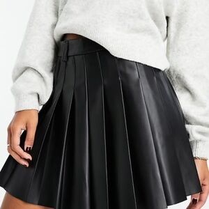 Stradivarius pleated skirt Size 4 US
